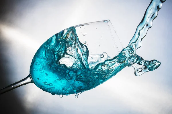 Цветная вода в стакане — стоковое фото