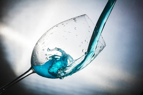 Цветная вода в стакане — стоковое фото
