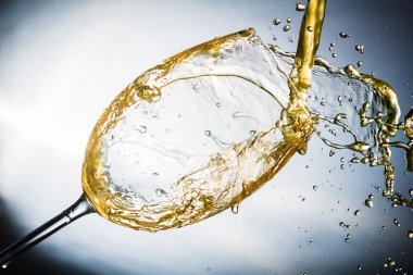 Sprey boyalı suyu bardağa doldur.