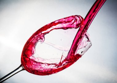 Sprey boyalı suyu bardağa doldur.