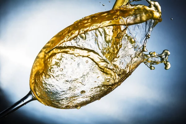 Spray gekleurd water in een glas — Stockfoto