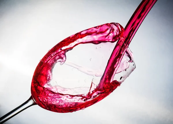 Sprey boyalı suyu bardağa doldur.