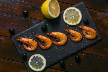 Güzel yeni hazırlanmış ağlamalar siyah bir tabakta