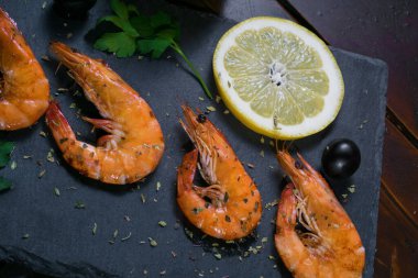 Güzel yeni hazırlanmış ağlamalar siyah bir tabakta