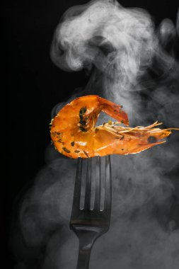 Stüdyoda taze kızarmış karidesin fotoğrafı çekildi.