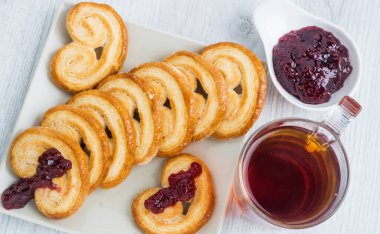 Stüdyoda katmanlı hamurdan lezzetli bir taze kurabiye fotoğraflandı.