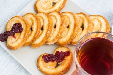 Stüdyoda katmanlı hamurdan lezzetli bir taze kurabiye fotoğraflandı.