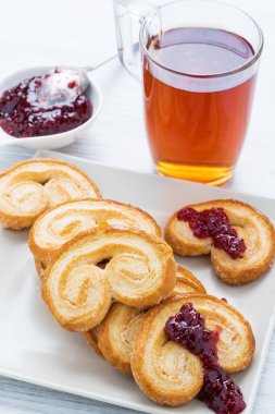 Stüdyoda katmanlı hamurdan lezzetli bir taze kurabiye fotoğraflandı.