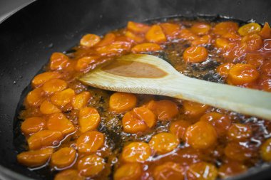 Kızarırken fırında pişmiş güzel havuçlar fotoğraflandı.