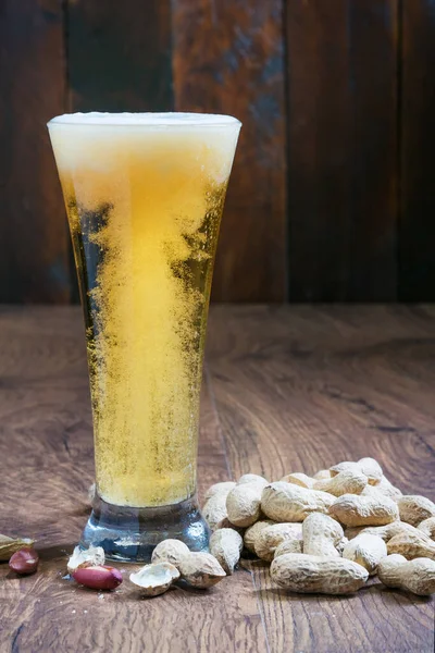 Copo Cerveja Leve Com Amendoim Foi Fotografado Estúdio — Fotografia de Stock