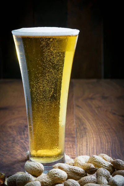 スタジオではピーナッツ入りの軽ビールのグラスが撮影された — ストック写真