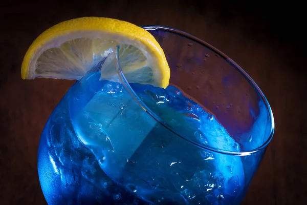 Stüdyoda güzel soğuk mavi kokteyl fotoğraflandı.