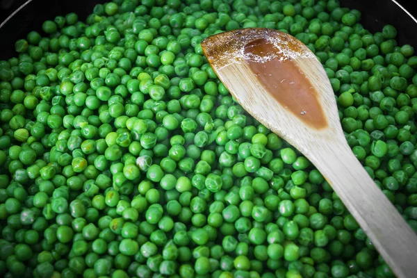 Domuz Pişirilmiş Yeşil Bezelyeler Mutfakta Fotoğraflandı — Stok fotoğraf