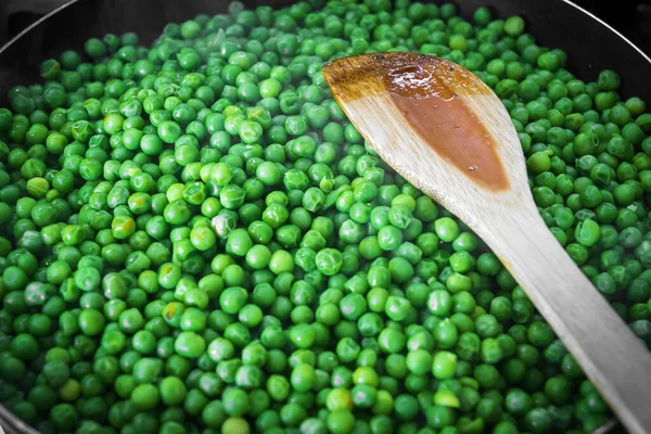 Domuz Pişirilmiş Yeşil Bezelyeler Mutfakta Fotoğraflandı — Stok fotoğraf