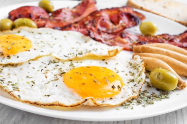 Stüdyoda kızarmış pastırma ve kızarmış yumurta ile nefis bir kahvaltı fotoğraflandı.