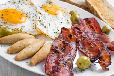 Stüdyoda kızarmış pastırma ve kızarmış yumurta ile nefis bir kahvaltı fotoğraflandı.