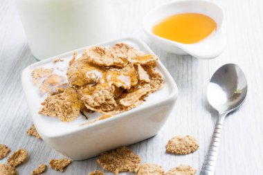 Kahvaltıda sütlü ve ballı mısır gevrekleri fotoğraflandı.