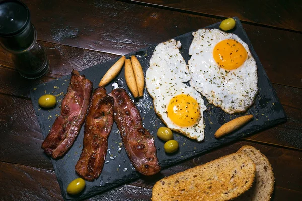 Delicious Breakfast Roasted Bacon Roasted Eggs Photographed Studio — Stock Photo, Image