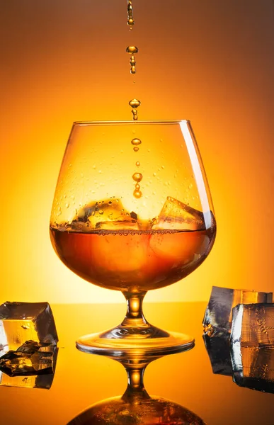 Large Glass Whiskey Spray Photographed Black Glass Reflection — Stock Photo, Image