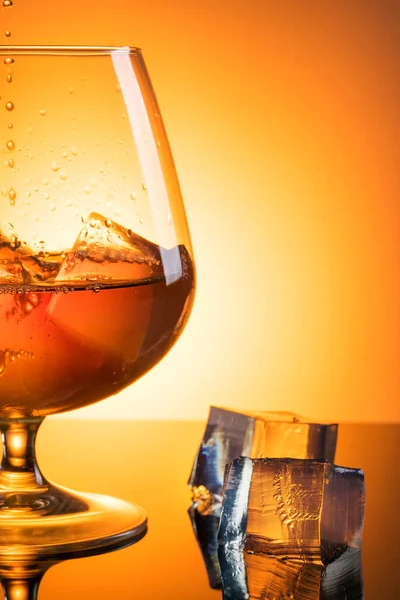 Grande Bicchiere Whisky Con Spray Stato Fotografato Vetro Nero Con — Foto Stock