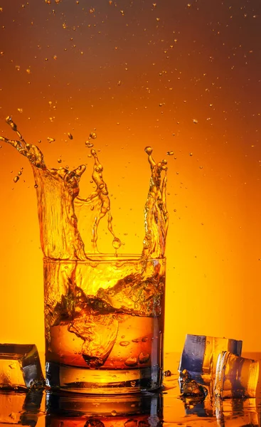 Large Glass Whiskey Spray Photographed Black Glass Reflection — Stock Photo, Image