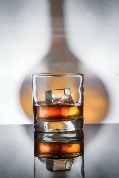 Large Glass Whiskey Ice Photographed Photo Shadow Bottle — Stock Photo, Image