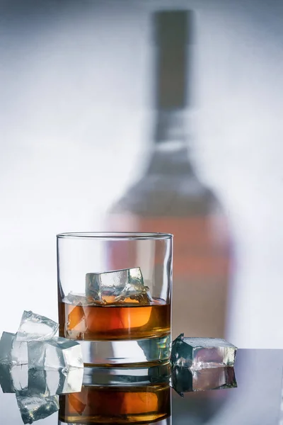 Large Glass Whiskey Ice Photographed Photo Shadow Bottle — Stock Photo, Image