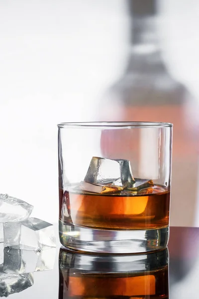 Large Glass Whiskey Ice Photographed Photo Shadow Bottle — Stock Photo, Image