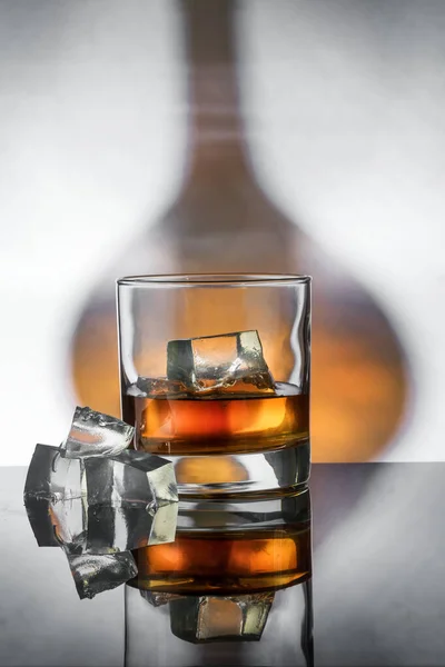 Large Glass Whiskey Ice Photographed Photo Shadow Bottle — Stock Photo, Image