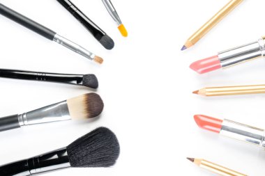 Güzel makyaj fırçası, ruj ve dudak kalemi.