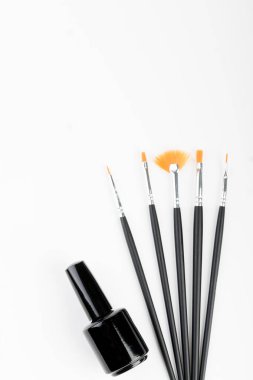 Tırnak boyama için küçük fırçalar