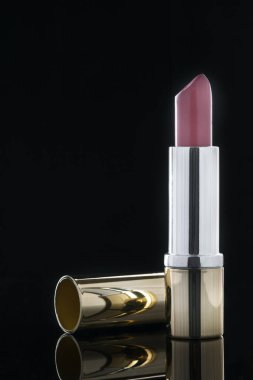 Stüdyoda siyah arkaplanda parlak ruj izi bulundu.