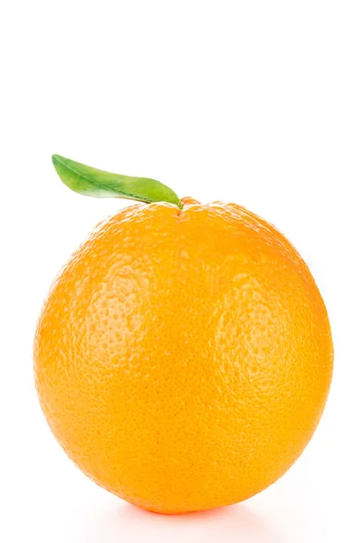 Hermosa Naranja Madura Fresca Sobre Fondo Blanco —  Fotos de Stock