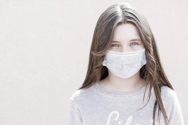 Bella Ragazza Una Maschera Rasterizing Stato Fotografato Durante Quarantena — Foto Stock