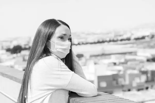 Bella Ragazza Una Maschera Rasterizing Stato Fotografato Durante Quarantena — Foto Stock