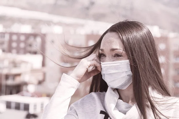 Bella Ragazza Una Maschera Rasterizing Stato Fotografato Durante Quarantena — Foto Stock