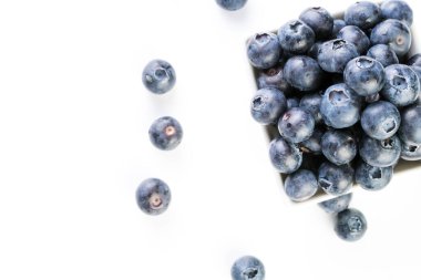 Beyaz plakalı güzel taze yaban mersini beyaz arka planda fotoğraflandı