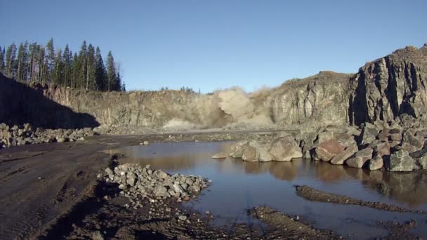 Explosión Rocas Una Cantera Aplastando Rocas Usando Tecnologías Explosivas Archivo — Vídeo de stock