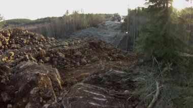 Patlama şantiyesi. Taiga 'daki inşaat alanında patlama.