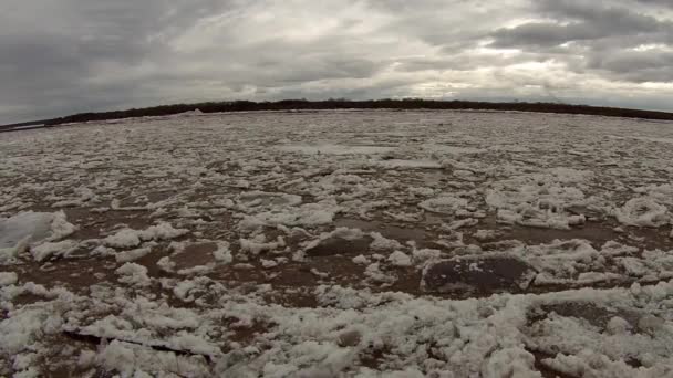 Deriva di ghiaccio sul fiume — Video Stock