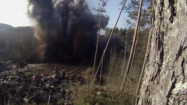 Вибух рок. Виснажена праця в каменоломні.. — стокове відео