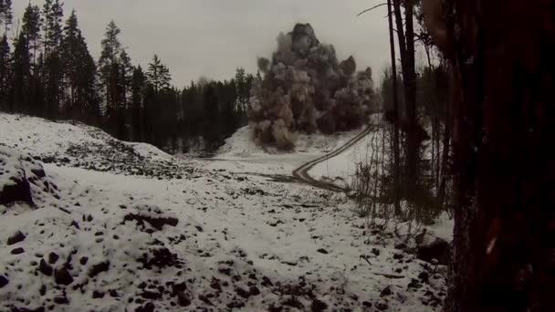 Destruição de rochas pelo inverno da explosão — Vídeo de Stock