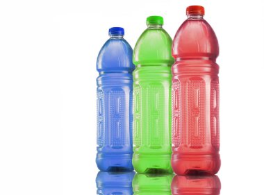 Üç temel ekran renginde şişeler