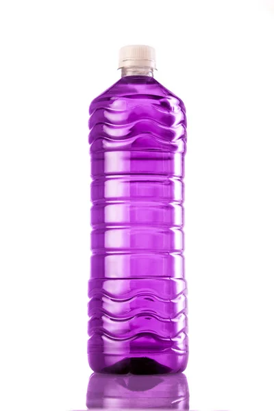 Fioletowy napój w plastikowej butelce na białym tle — Zdjęcie stockowe