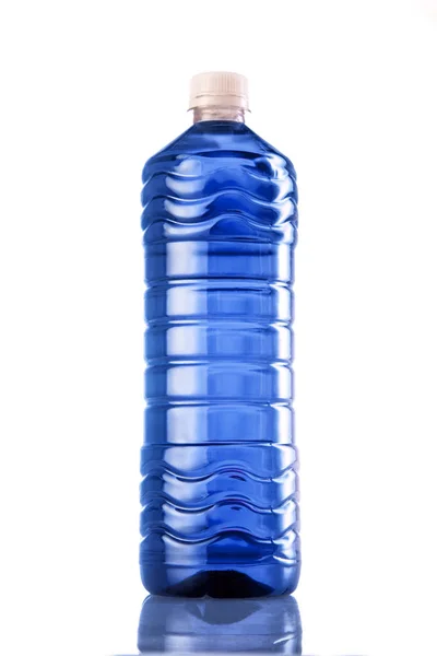 Niebieski napój w plastikowej butelce na białym tle — Zdjęcie stockowe