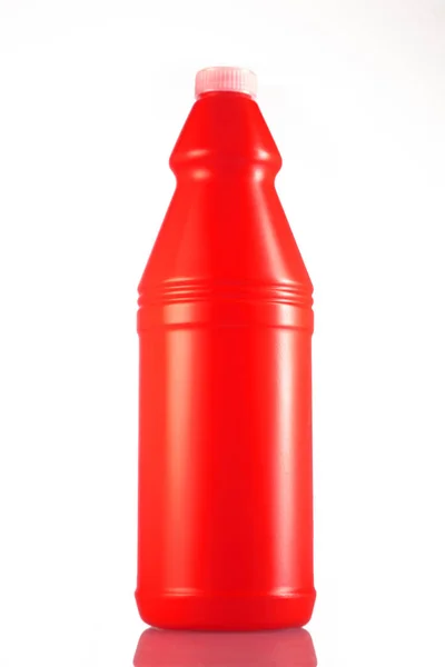 Czerwona butelka z środkiem czyszczącym izolowanym na białym tle — Zdjęcie stockowe