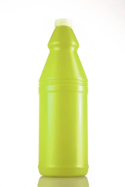 Żółta butelka z środkiem czyszczącym izolowanym na białym tle — Zdjęcie stockowe