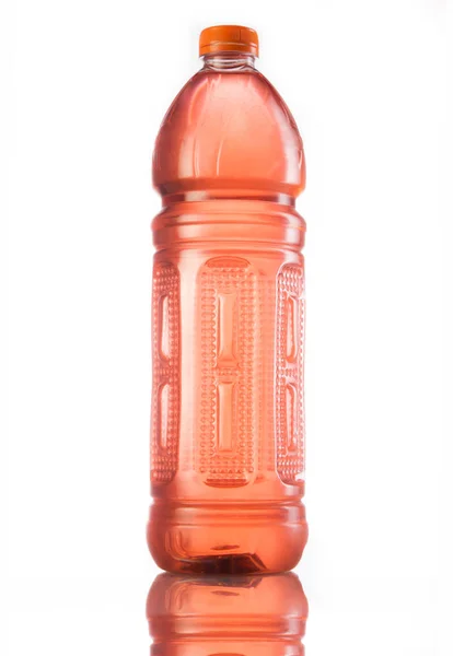 Napój pomarańczowy w plastikowej butelce na białym tle — Zdjęcie stockowe