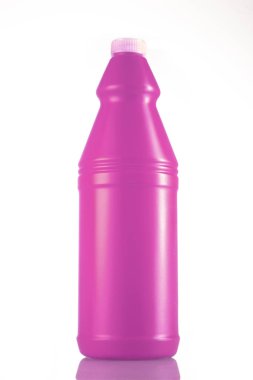 Beyaz arka planda izole edilmiş temizlik ürünü içeren Magenta şişesi