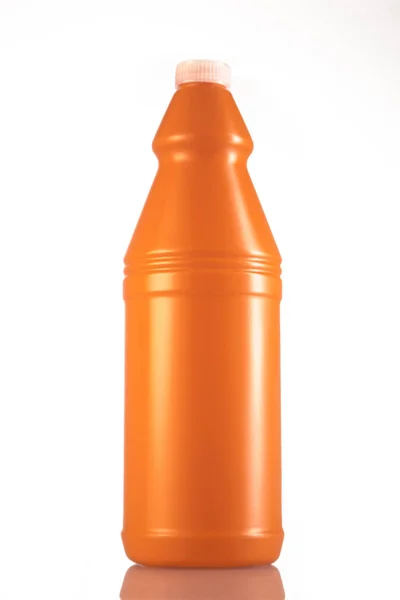 Bottiglia arancione con prodotto detergente isolato su fondo bianco — Foto Stock